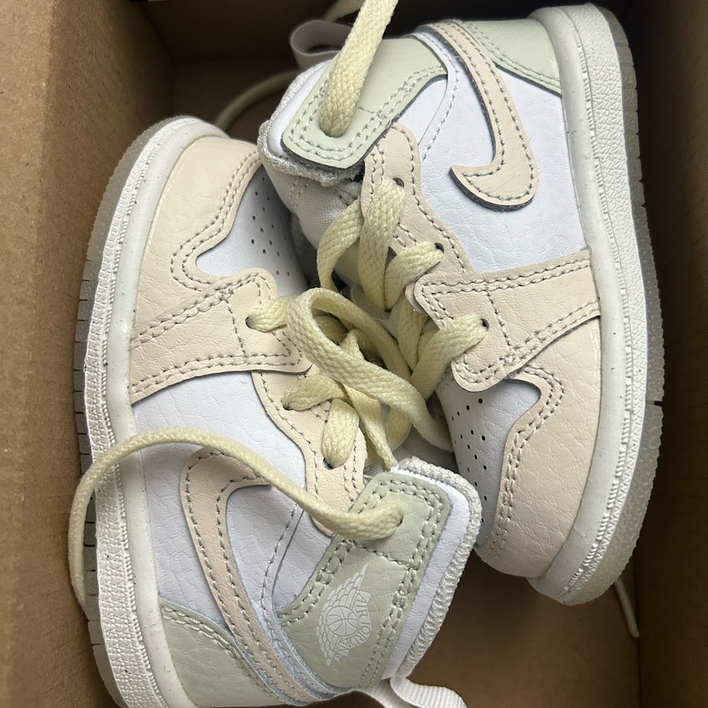 Jordan Kids Sneakers in Cream and White